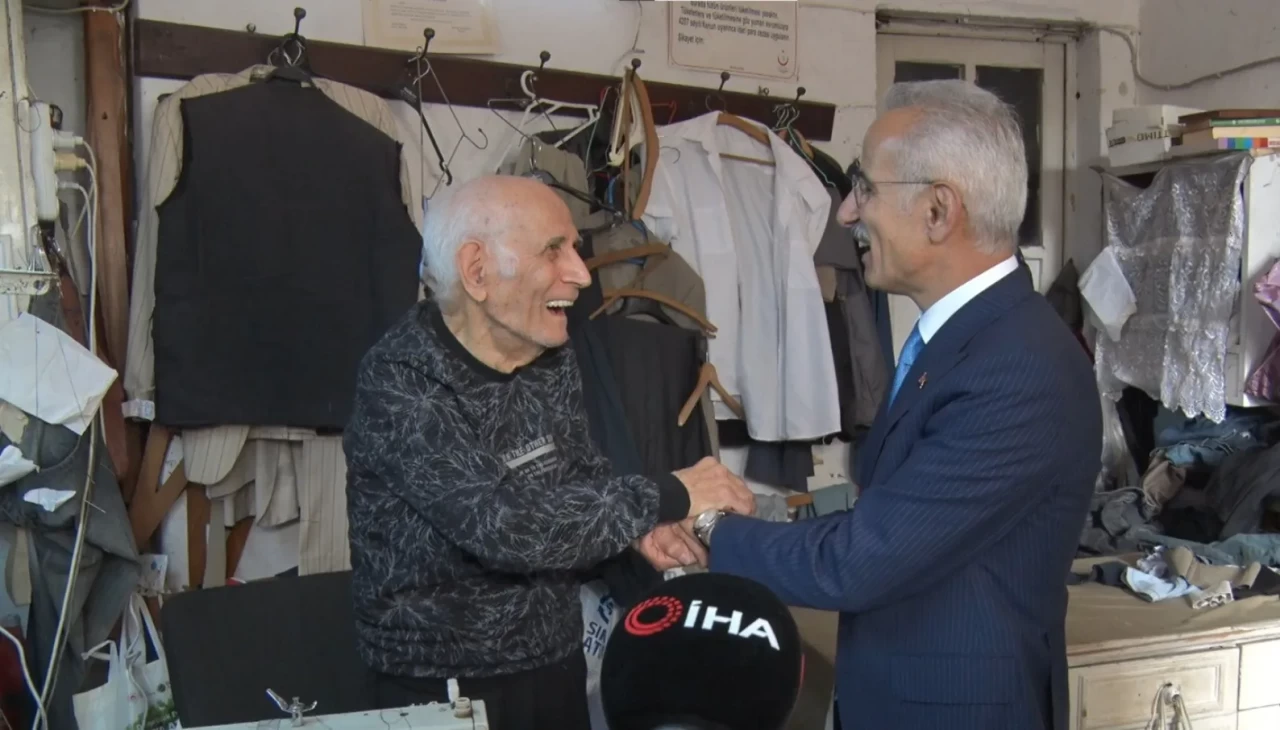 Bakan Uraloğlu ile 87 yaşındaki terzi arasında gülümseten diyalog