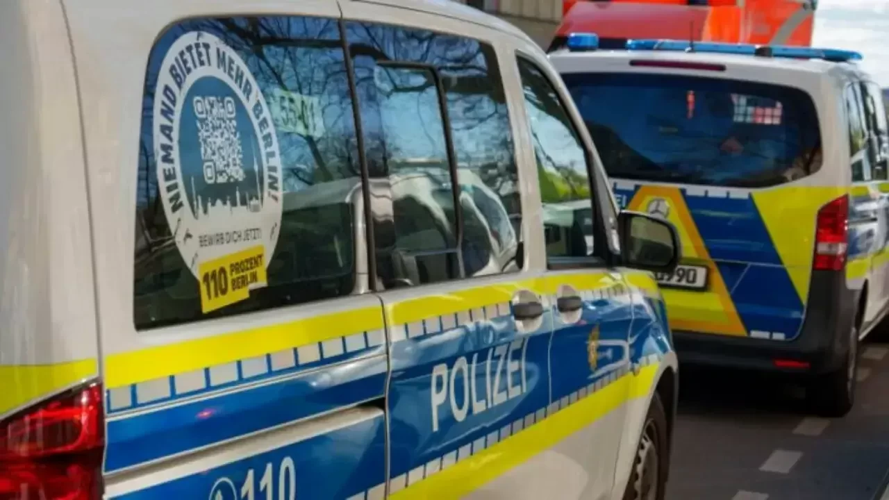 Berlin'de bir araç kalabalığın arasına daldı: Yaralılar var