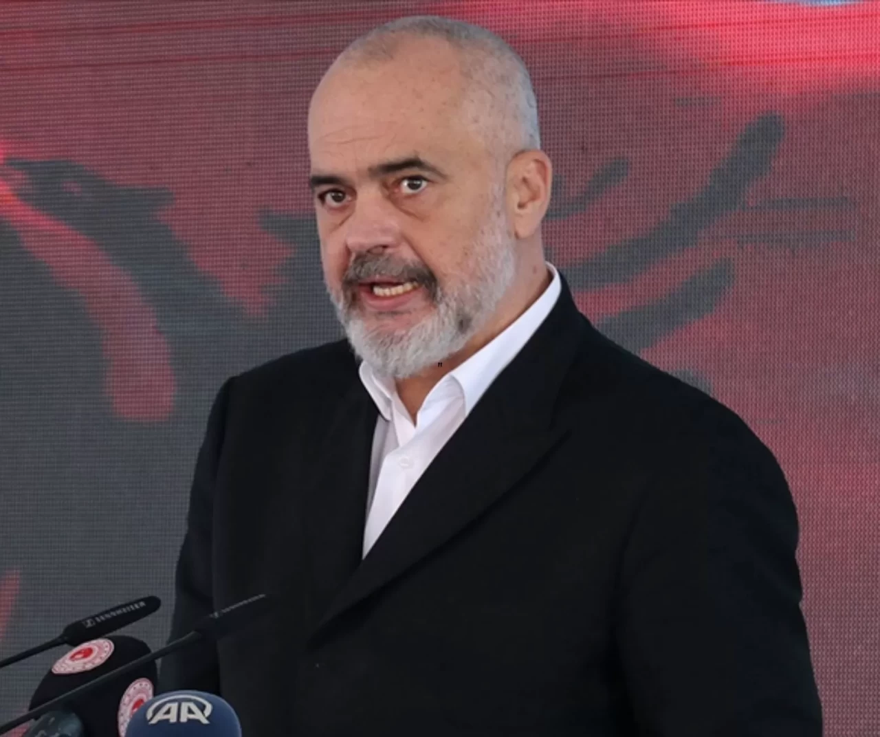 Arnavutluk'ta seçimden 130 gün sonra yeni hükümet kuruldu