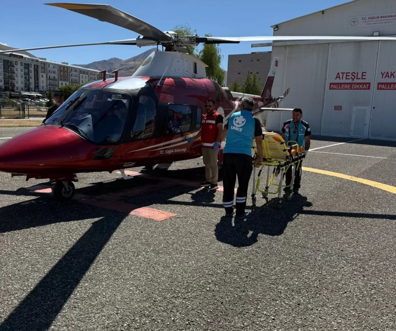 Erzurum'da ambulans helikopter kalp krizi geçiren hasta için havalandı