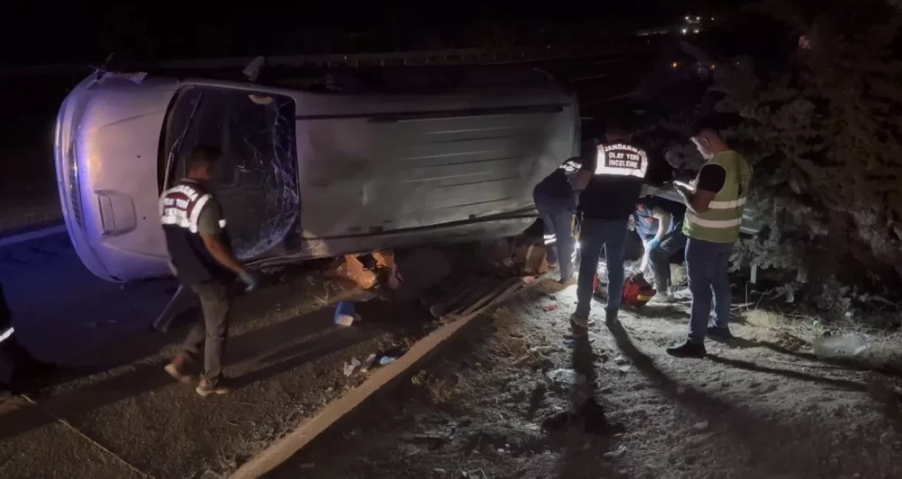 Gaziantep’te lastiği patlayan minibüs taklalar atarak devrildi: 2 ölü, 8 yaralı