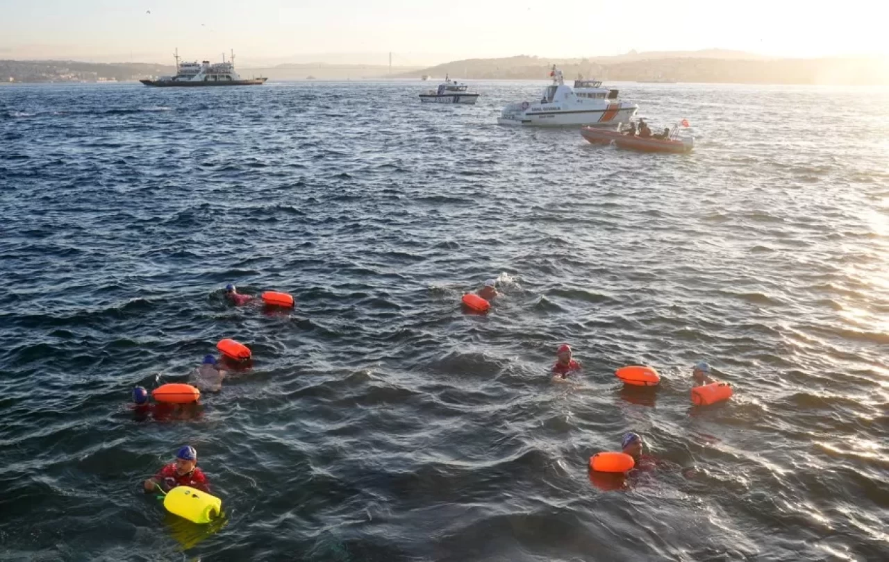 İstanbul'da yüzücüler Gazze için kulaç attılar