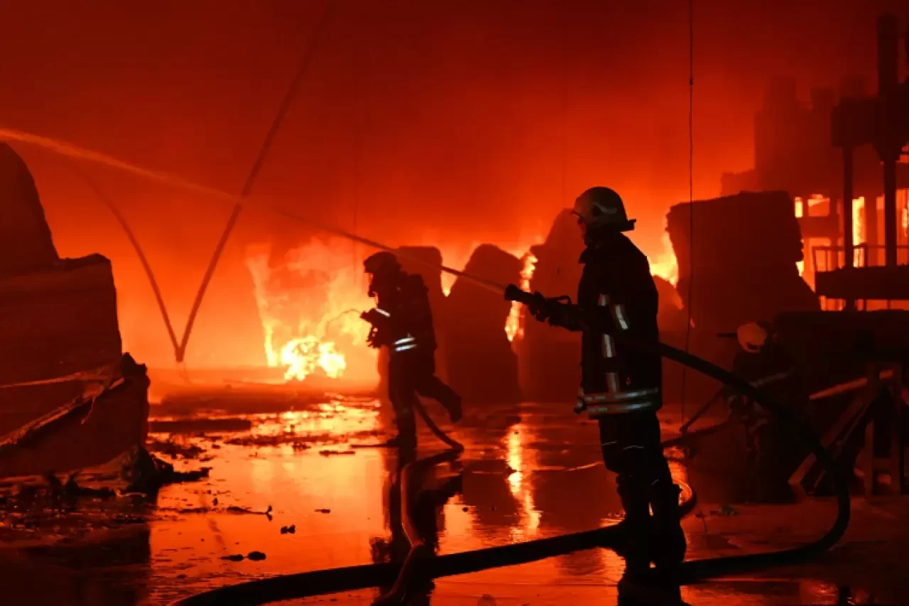 Kayseri'de keçe fabrikasında çıkan yangın 15. saatte kontrol altına alındı