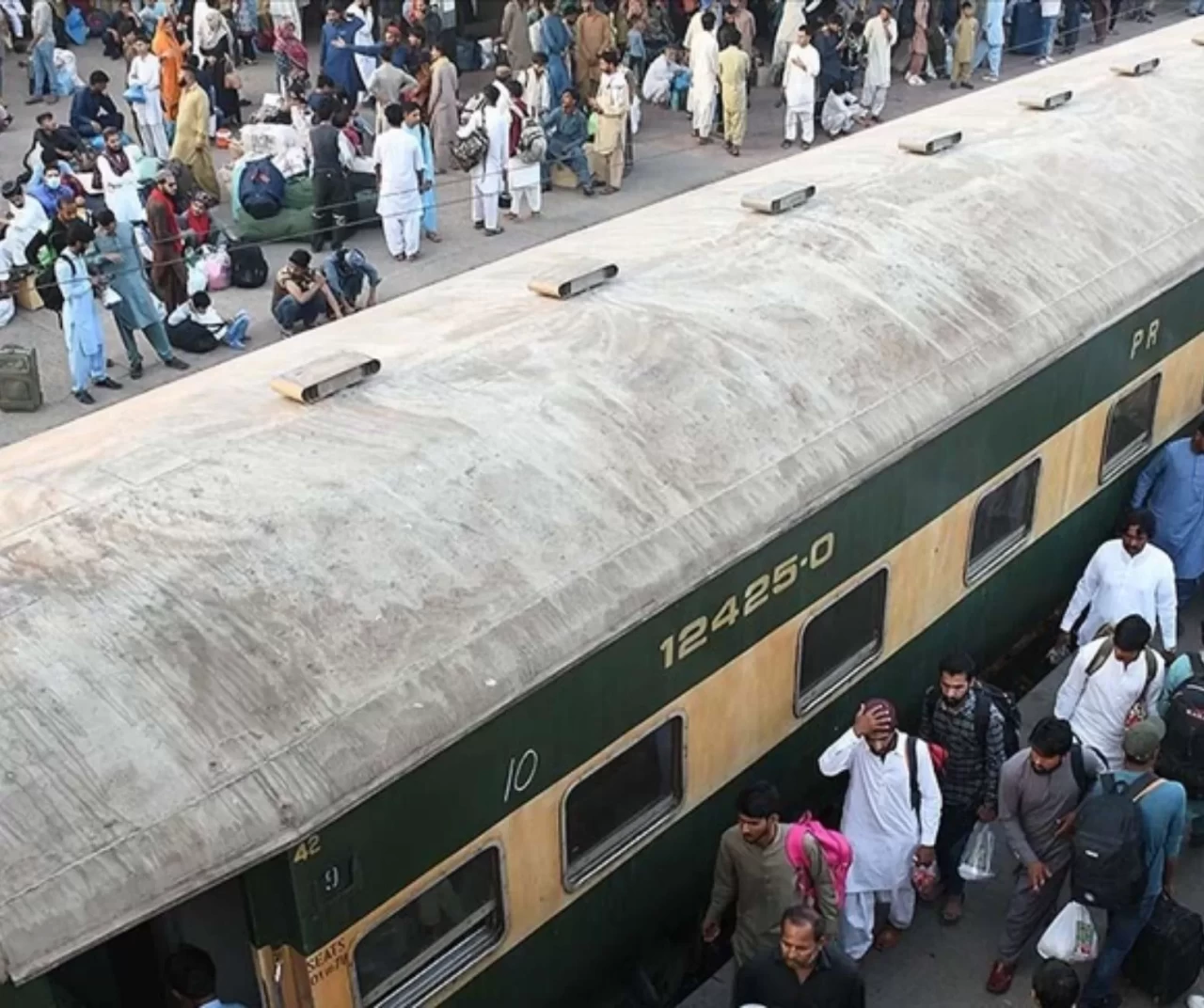 Pakistan’da yolcu trenine bombalı saldırı: 12 yaralı