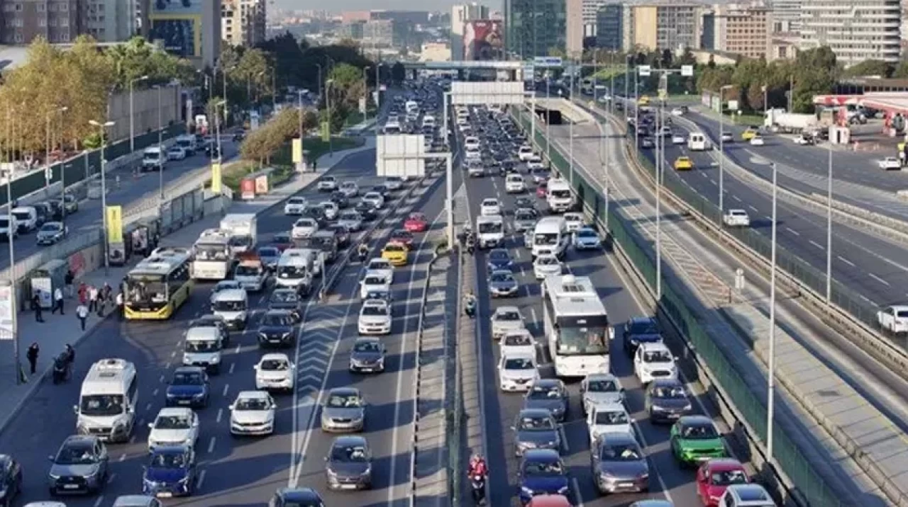 Servisler yola çıktı, İstanbul'da trafik durma noktasına geldi