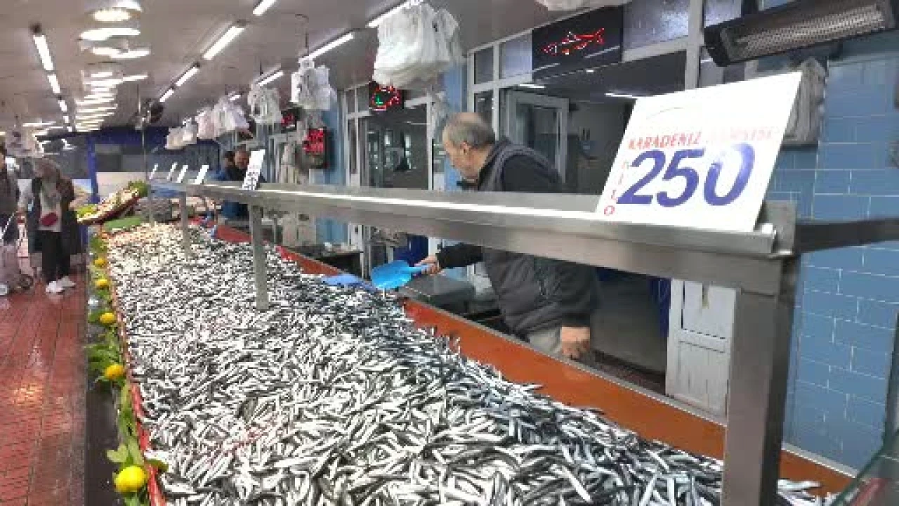 'Karadeniz fırtınası' balık tezgahlarını vurdu