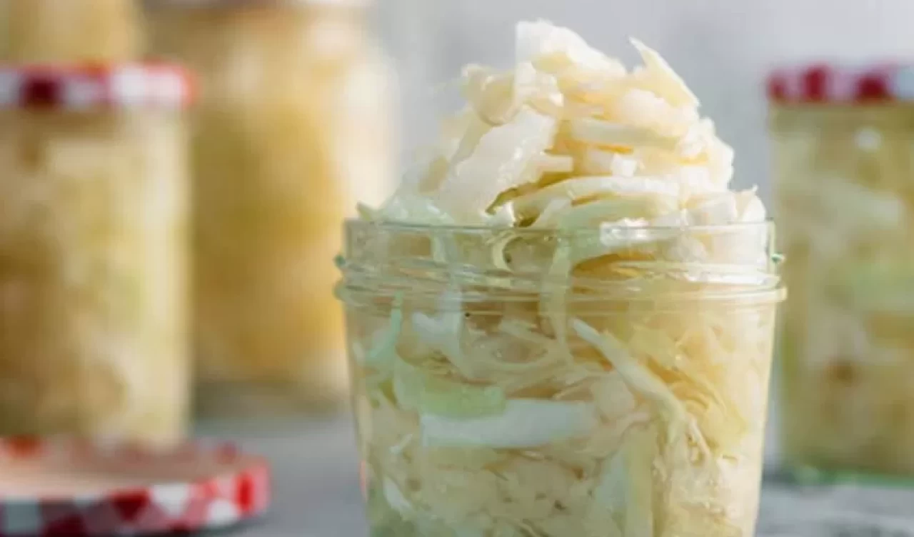 Kış sofralarının vazgeçilmezi! Beyaz lahana turşusu tarifi