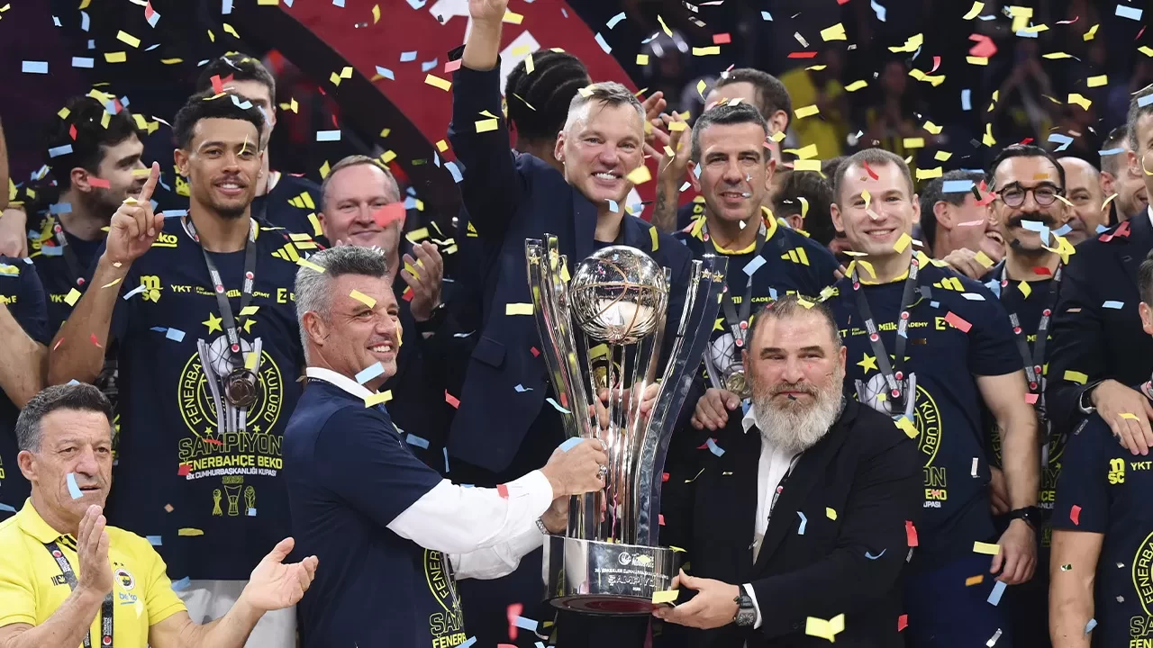 Fenerbahçe Başkanı Sadettin Saran: "Türkiye'nin basketboldaki en büyük kupası. İnşallah daha çok kupa gelecek"