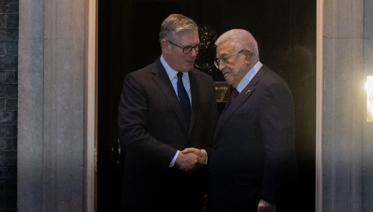 İngiltere Başbakanı Starmer, Filistin Devlet Başkanı Abbas ile Londra'da görüştü