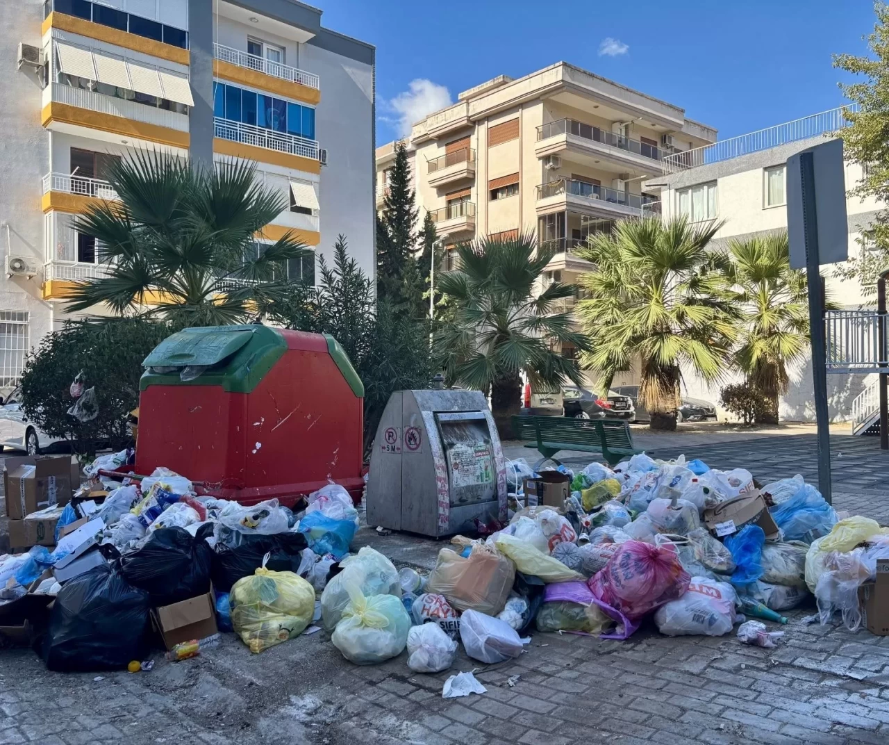 İzmir'de vatandaşın çöp çilesi bitmiyor!