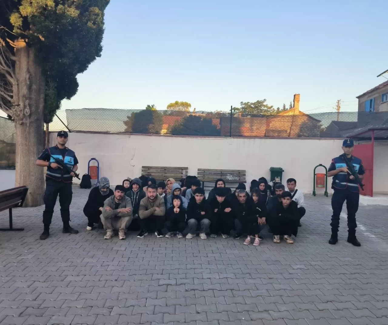 Didim sahilinde kaçak göç operasyonu: 23 düzensiz göçmen yakalandı