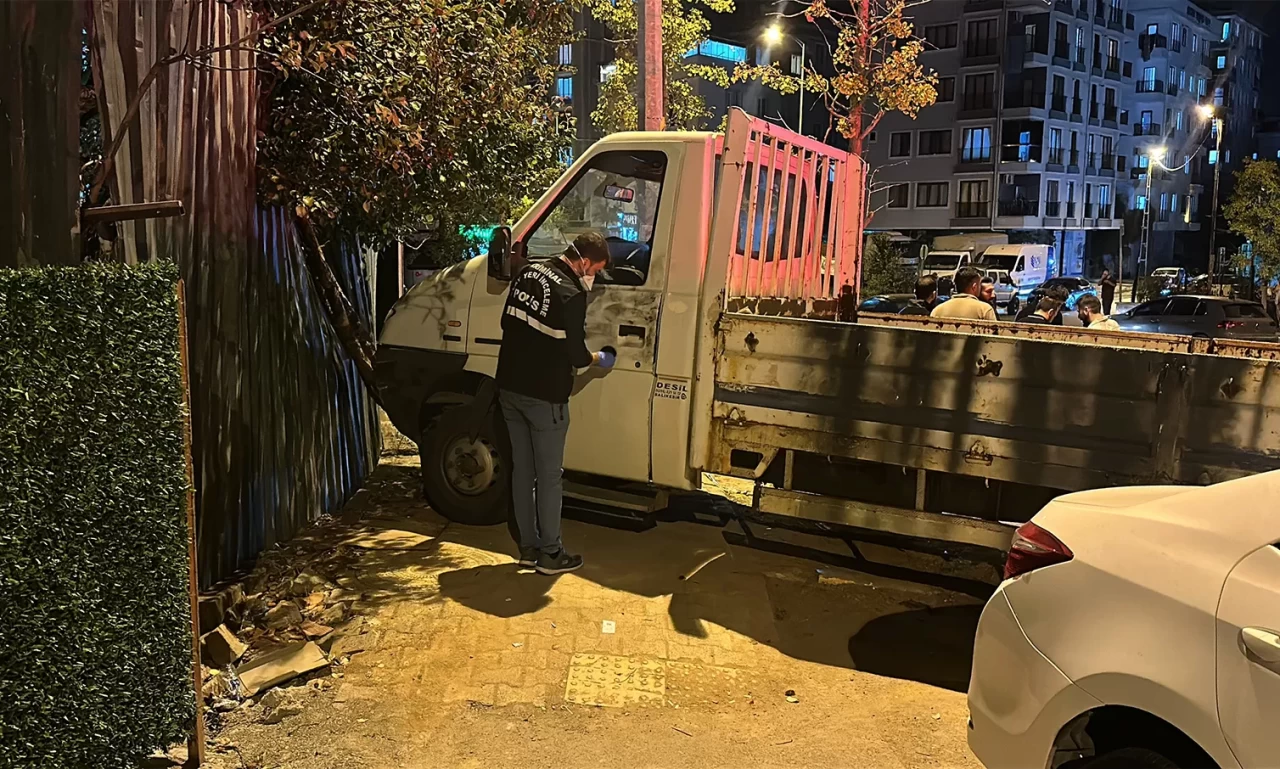 Sultanbeyli'de seyir halindeki araca silahlı saldırı: 1 ağır yaralı