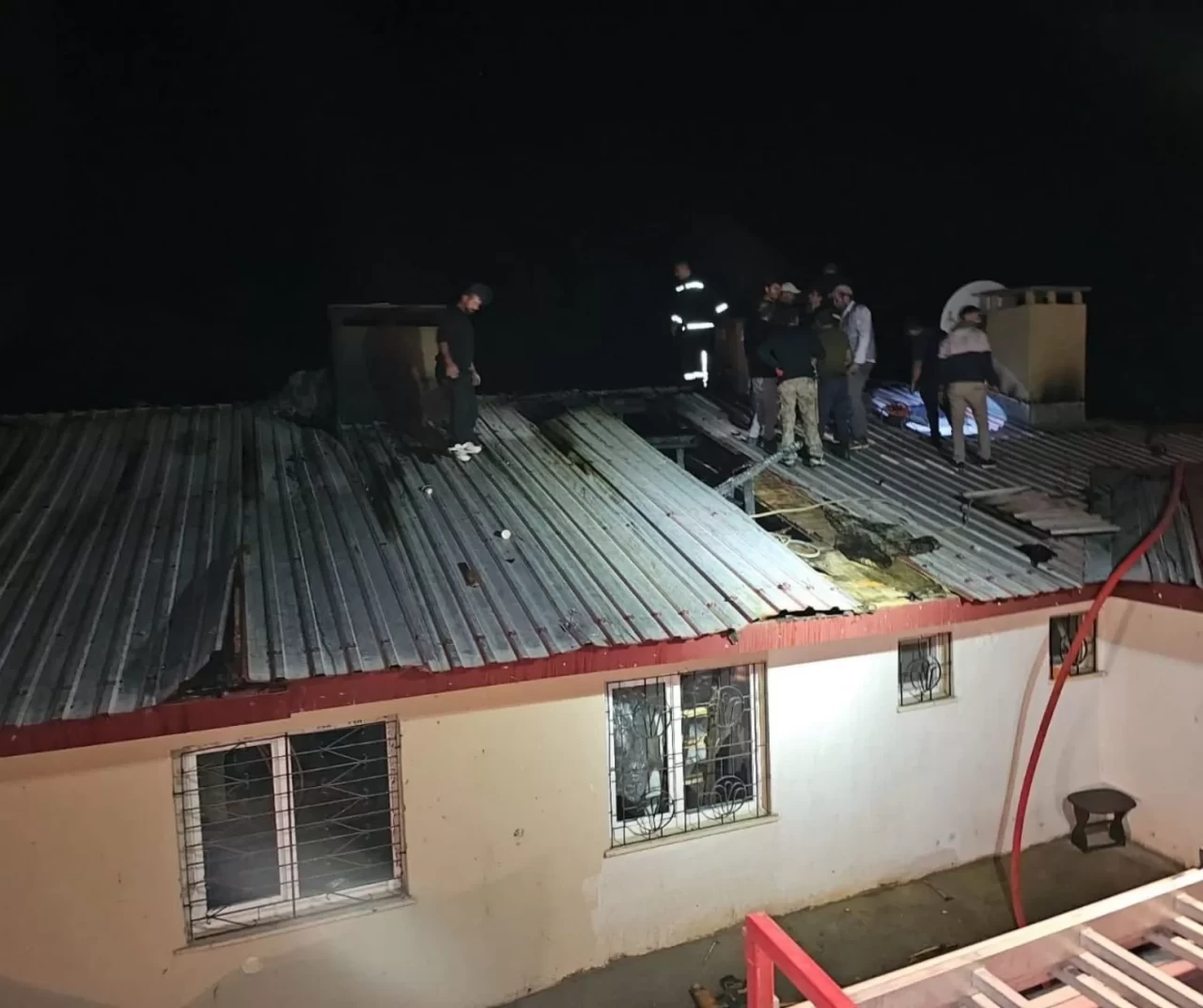 Elazığ Kovancılar’da ev yangını: 3 kişi dumandan etkilendi