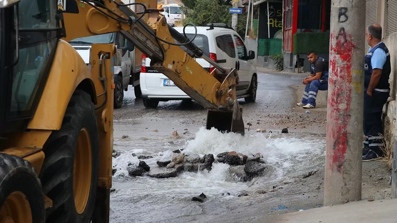 İzmir'de tonlarca su boşa aktı, mahalleli isyan etti