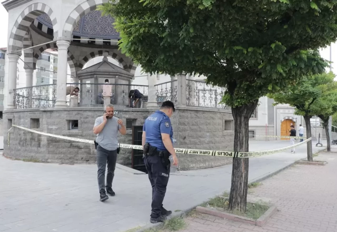 Cami tuvaletindeki kavgada bıçakla ağır yaralandı