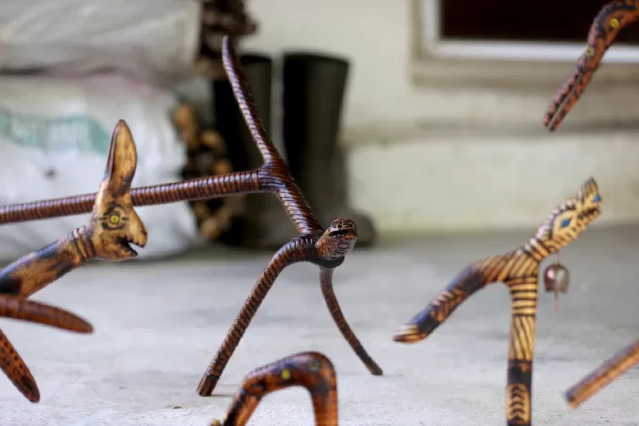 Doğadan topladığı ağaç dallarını hayvan figürlü bastonlara dönüştürüyor