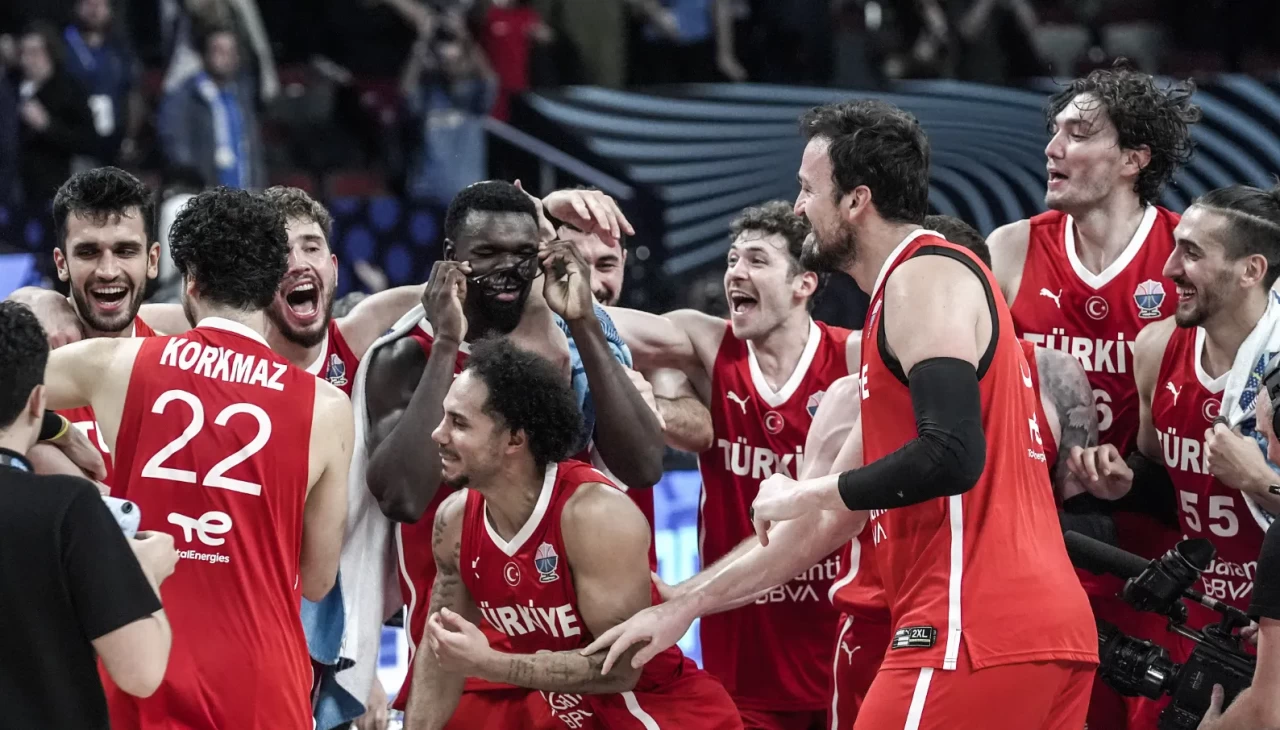 Kabine üyelerinden EuroBasket 2025'te finale yükselen A Milli Basketbol Takımı'na tebrik mesajı