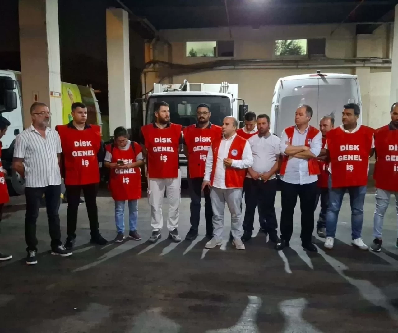 Karşıyaka Belediyesi işçileri maaş alamayınca yeniden iş bıraktı