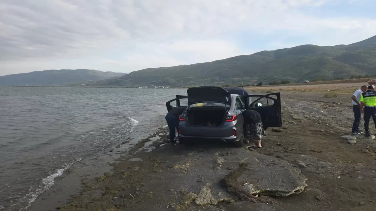 Bursa'da akaryakıt dökülen yolda kayan otomobil İznik Gölü'ne düştü