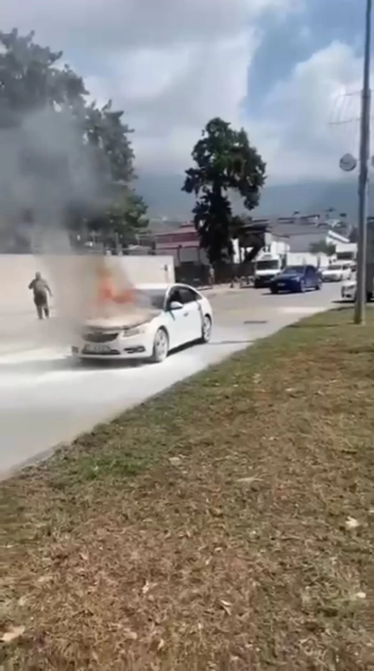 Hatay’da seyir halindeki araç alev aldı