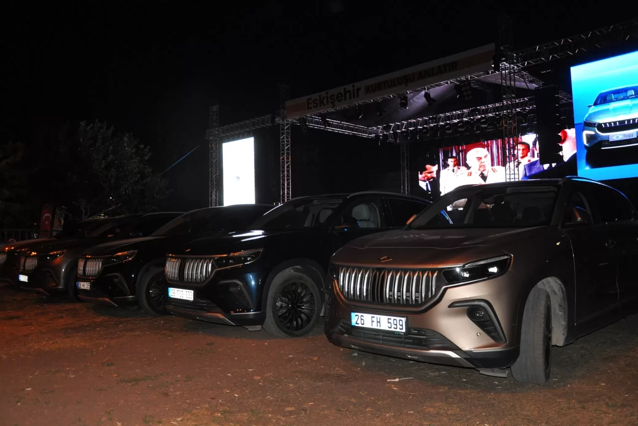 Devrim Arabaları filmi Eskişehir'de açık havada izleyiciyle buluştu