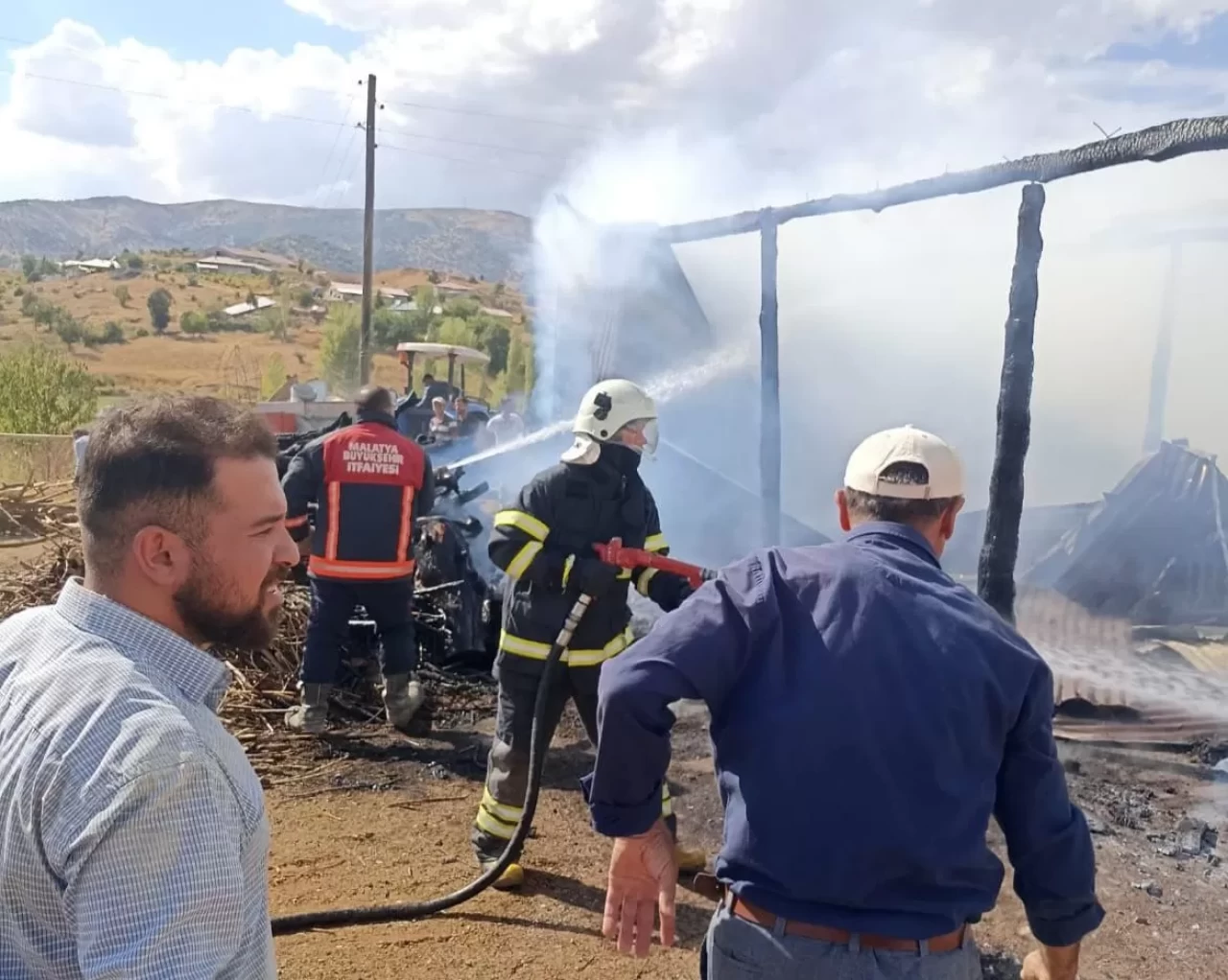 Malatya'da ahır yangını: 10 büyükbaş hayvan telef oldu