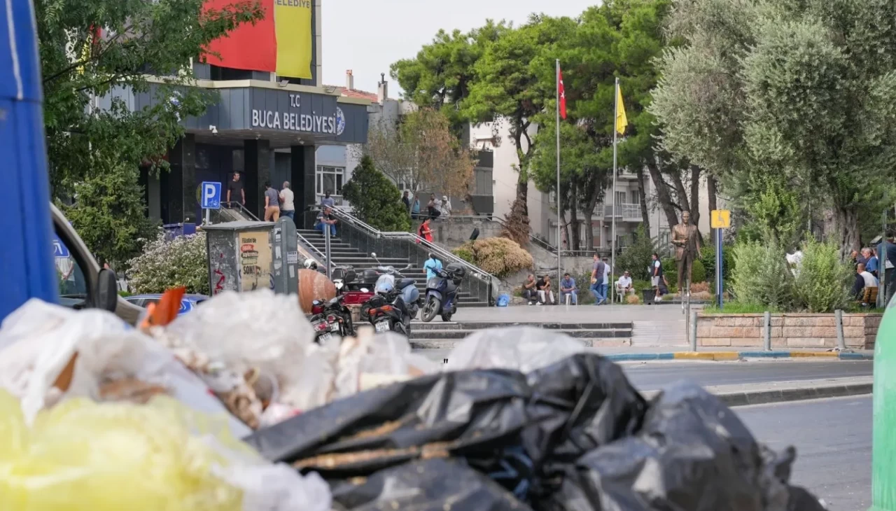 Maaş alamayan işçiler iş bıraktı, Buca sokakları çöple doldu