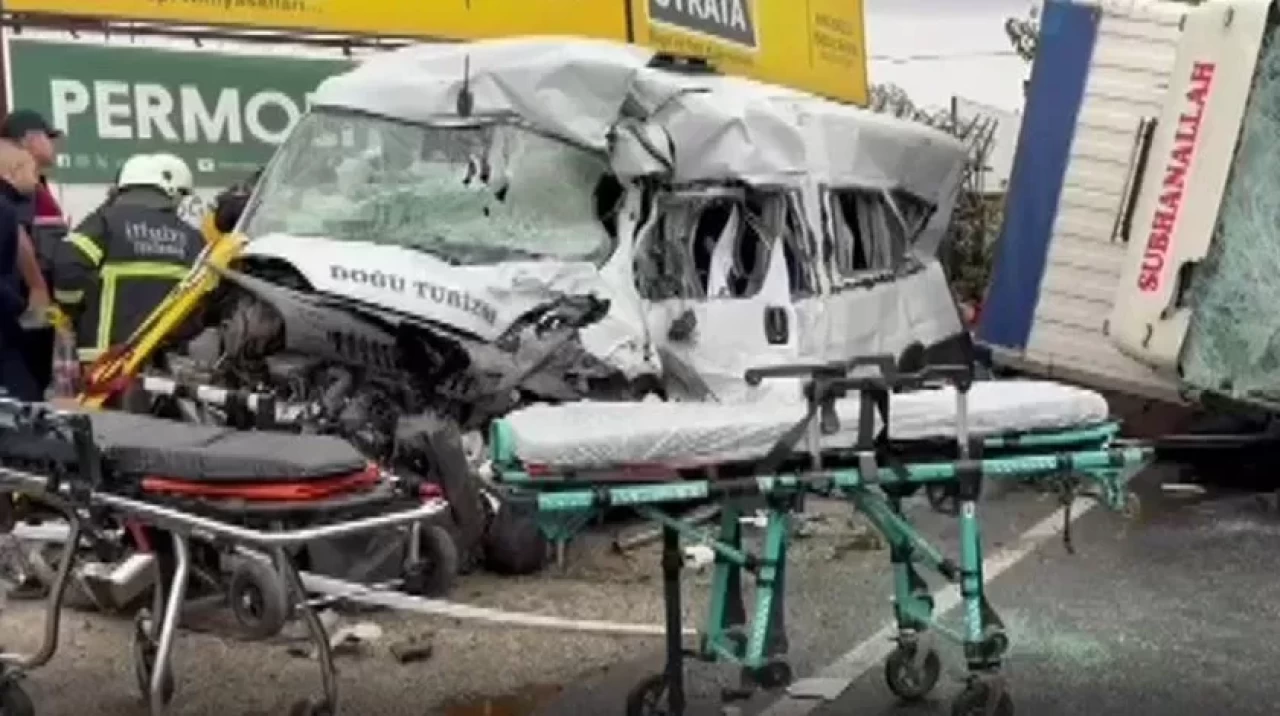 Tekirdağ’da işçi servisi ile kamyon çarpıştı: Çok sayıda yaralı