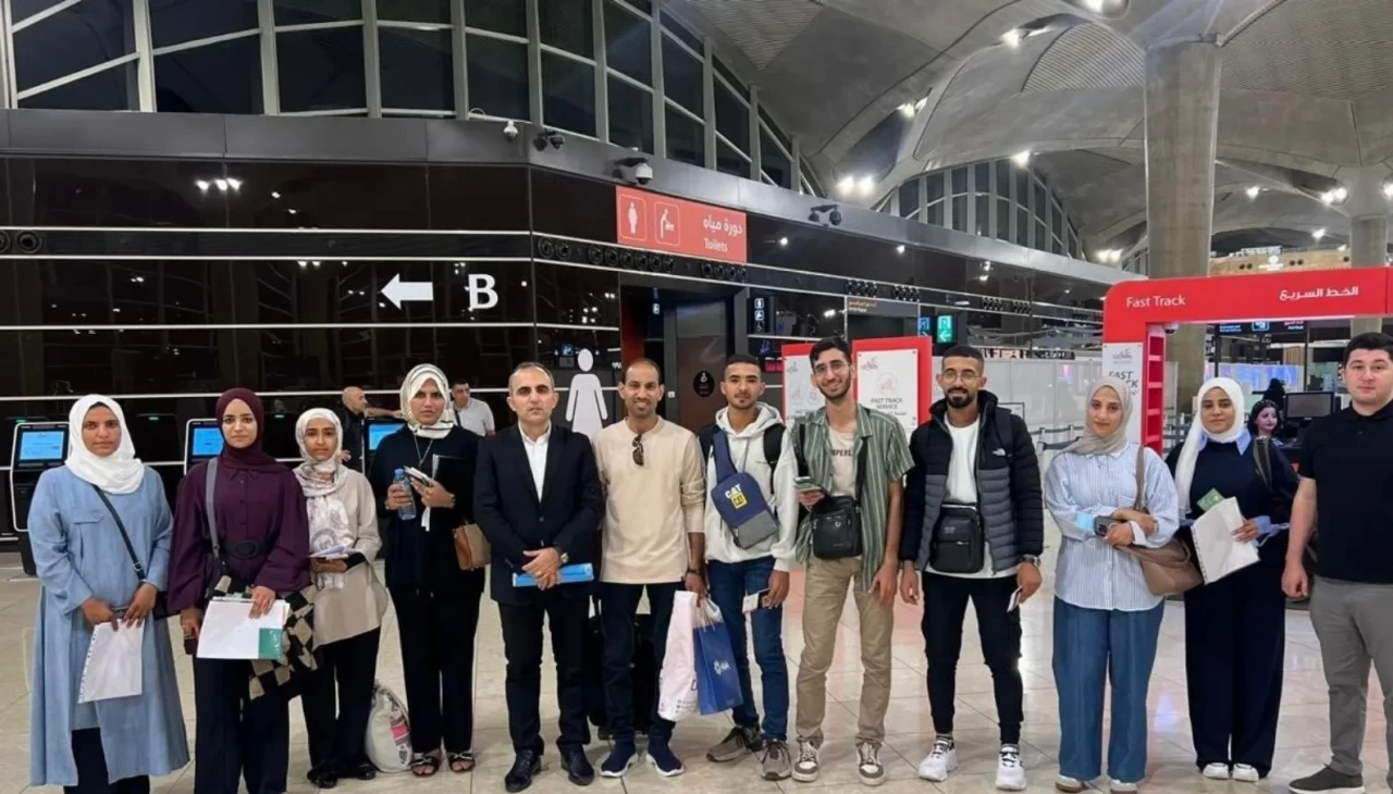 Azerbaycan, burs verdiği 14 Filistinli öğrenciyi Gazze'den tahliye etti