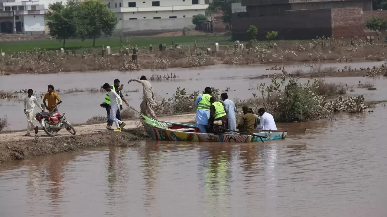 Pakistan'da muson yağmurları 300 bin kişiyi yerinden etti