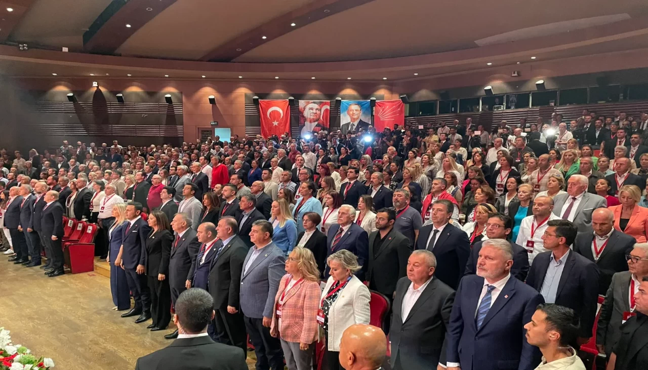 Mahkeme, CHP İstanbul İl Kongresi için durdurma verdi, parti kararı takmadı, kongreyi başlattı