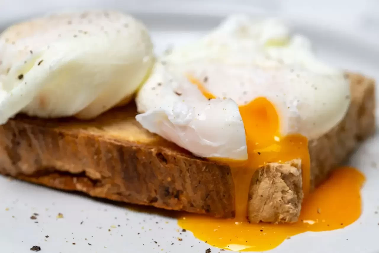 Poşe Yumurta Tarifi: Kahvaltıların Şık ve Pratik Lezzeti