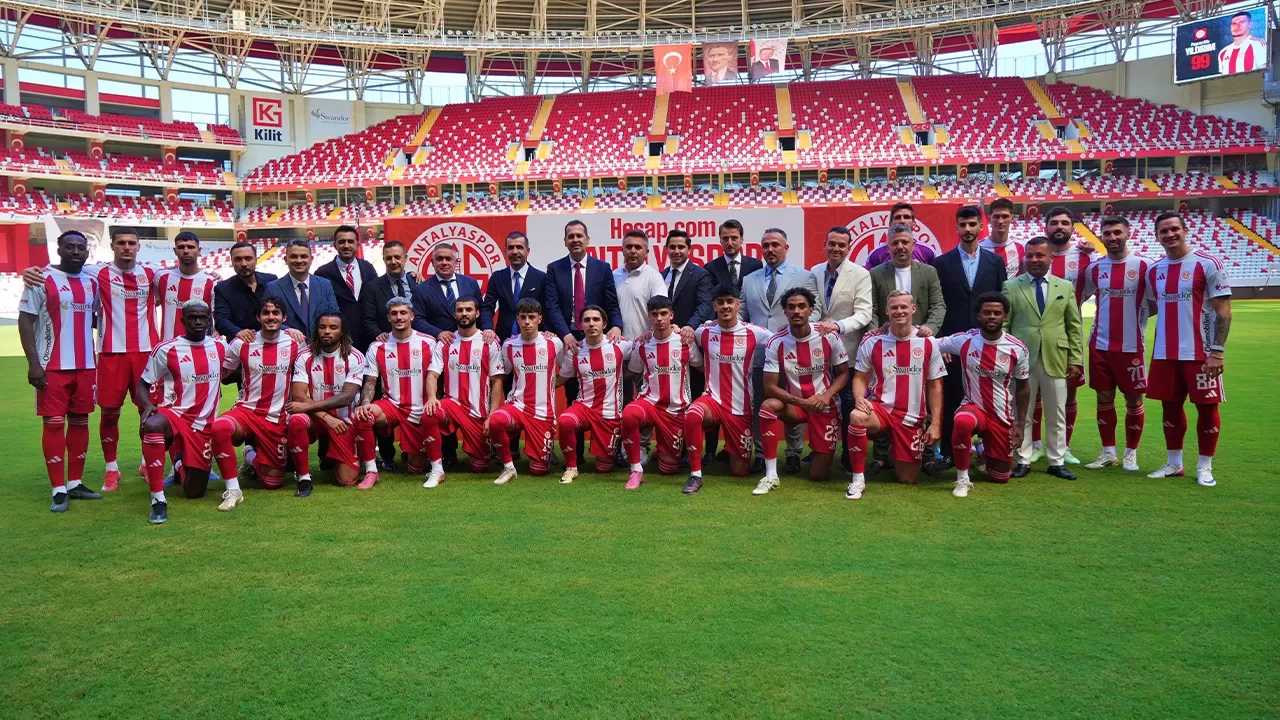 Antalyaspor yeni transferlerini taraftarına tanıttı | Başkan Perçin’den tribün çağrısı