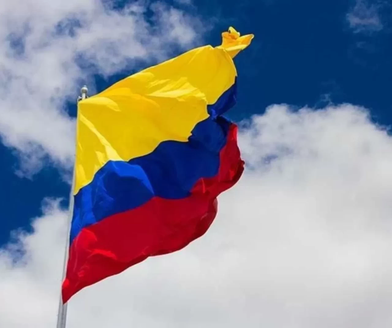 Kolombiya’da 45 asker, yüzlerce kişilik kalabalık tarafından alıkonuldu