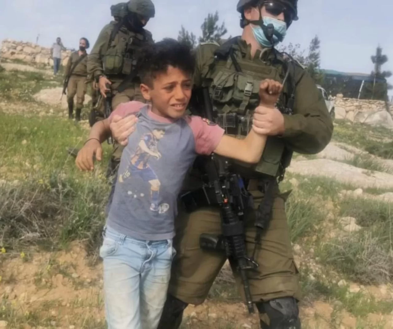 İsrail askerleri Batı Şeria’da 2 küçük çocuğu gözaltına aldı