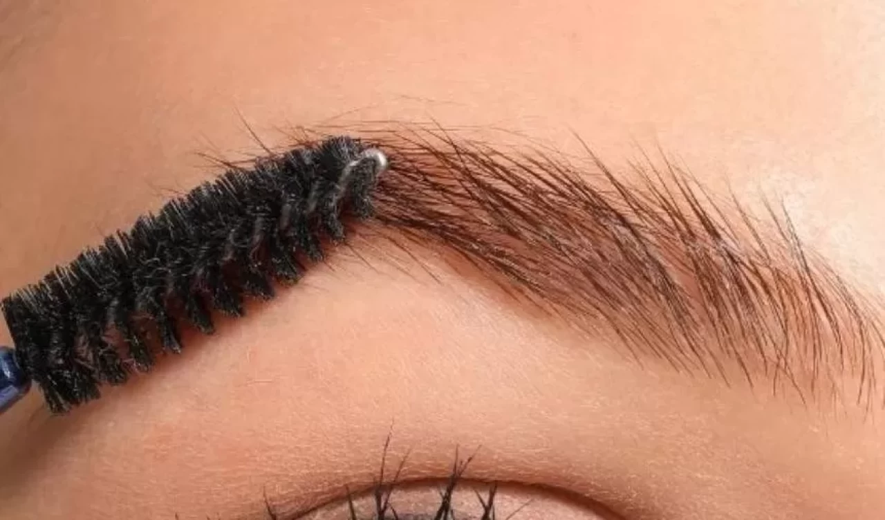 Gür kaşlara kavuşmanın sırrı! Doğal yağlar iş başında