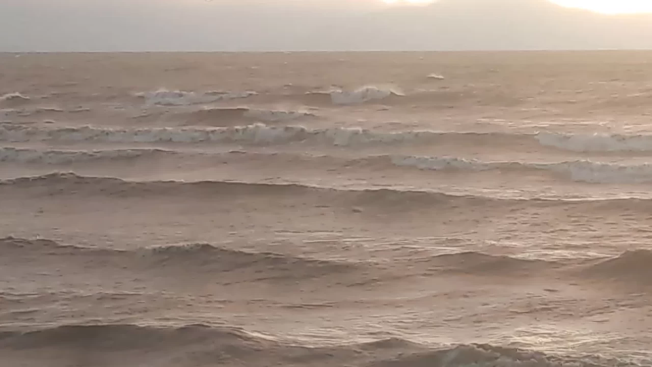 Van Gölü'nde dalgalar coştu