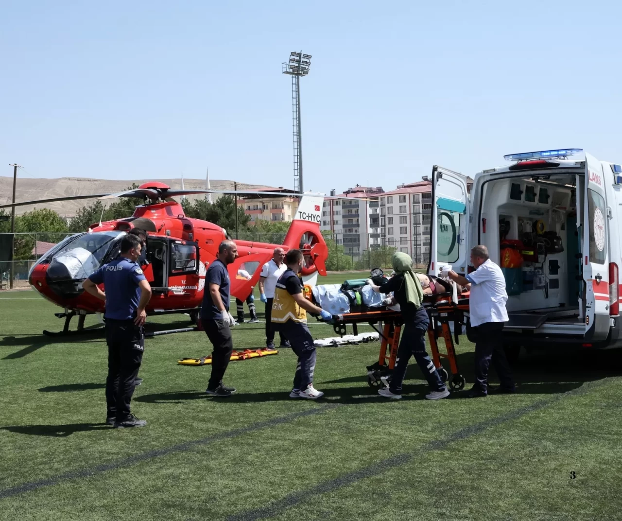 Malatya'da ambulans helikopter ağır yaralanan tır sürücüsü için havalandı