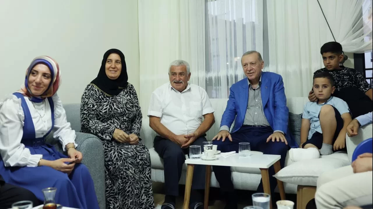 Cumhurbaşkanı Erdoğan'dan depremzede aileye ziyaret