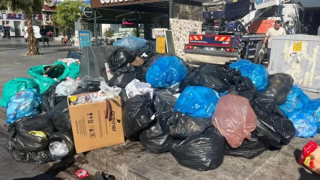 İzmir'de çöp krizi büyüyor! Sokaklar yine doldu, taştı