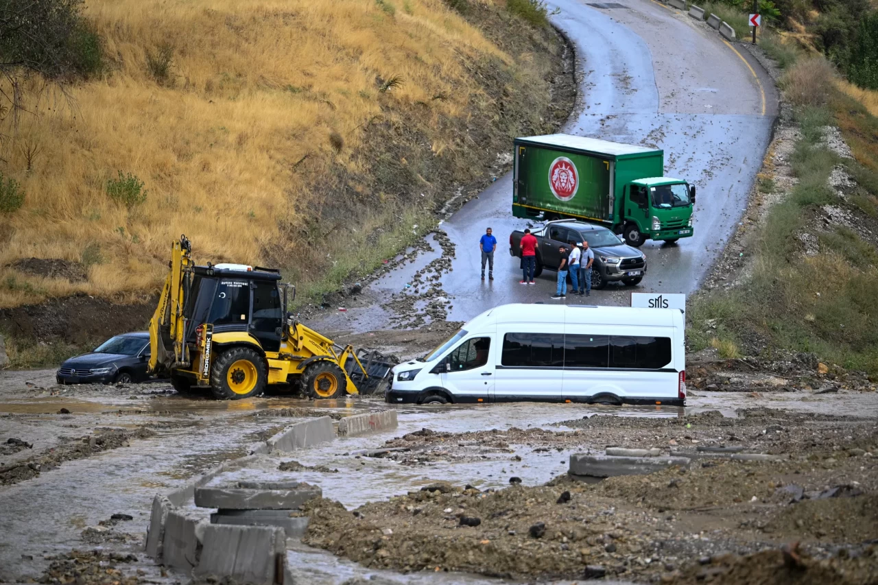 Başkentte gök gürültülü sağanak etkili oldu