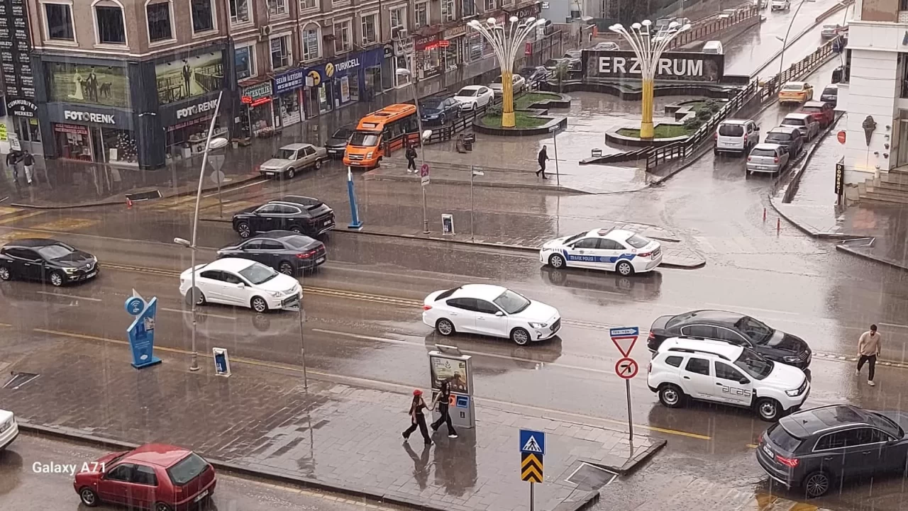 Erzurum’da özlenen yağışlar geri döndü! Yağışların etkisiyle hava serinledi