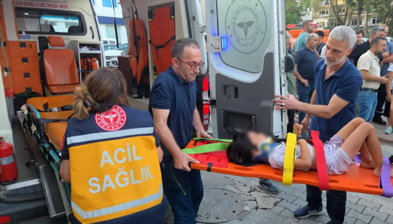 Motosiklet önce küçük çocuğa ardından otomobile çarptı