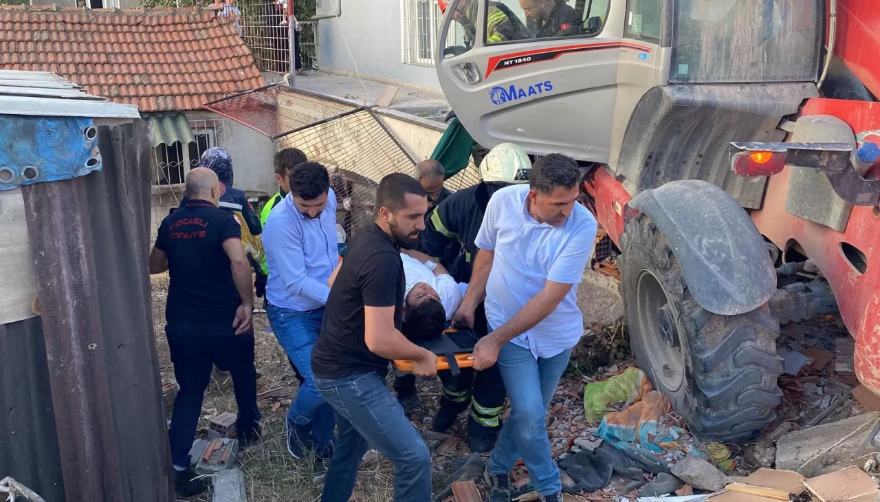 Yokuşta aşağı inerken kontrolden çıkan iş makinesi dehşet saçtı: 2'si çocuk 4 yaralı