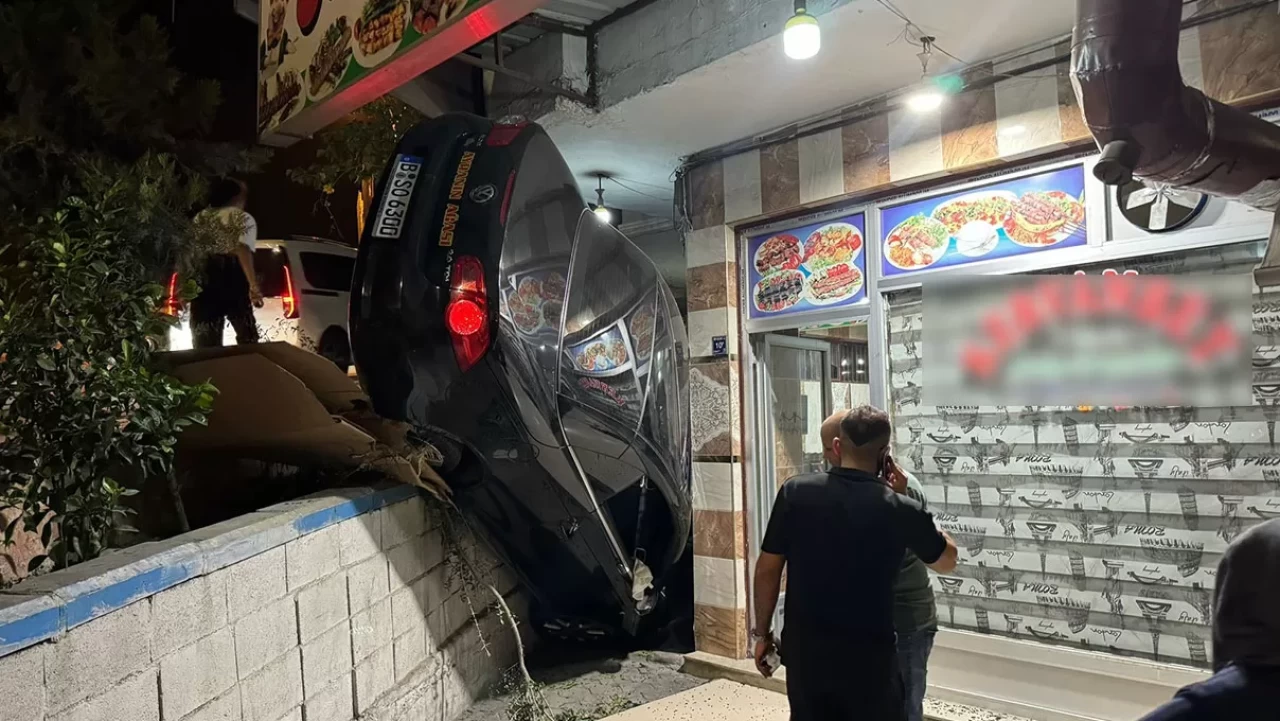 Fren yerine gaza basan sürücü lokantaya daldı