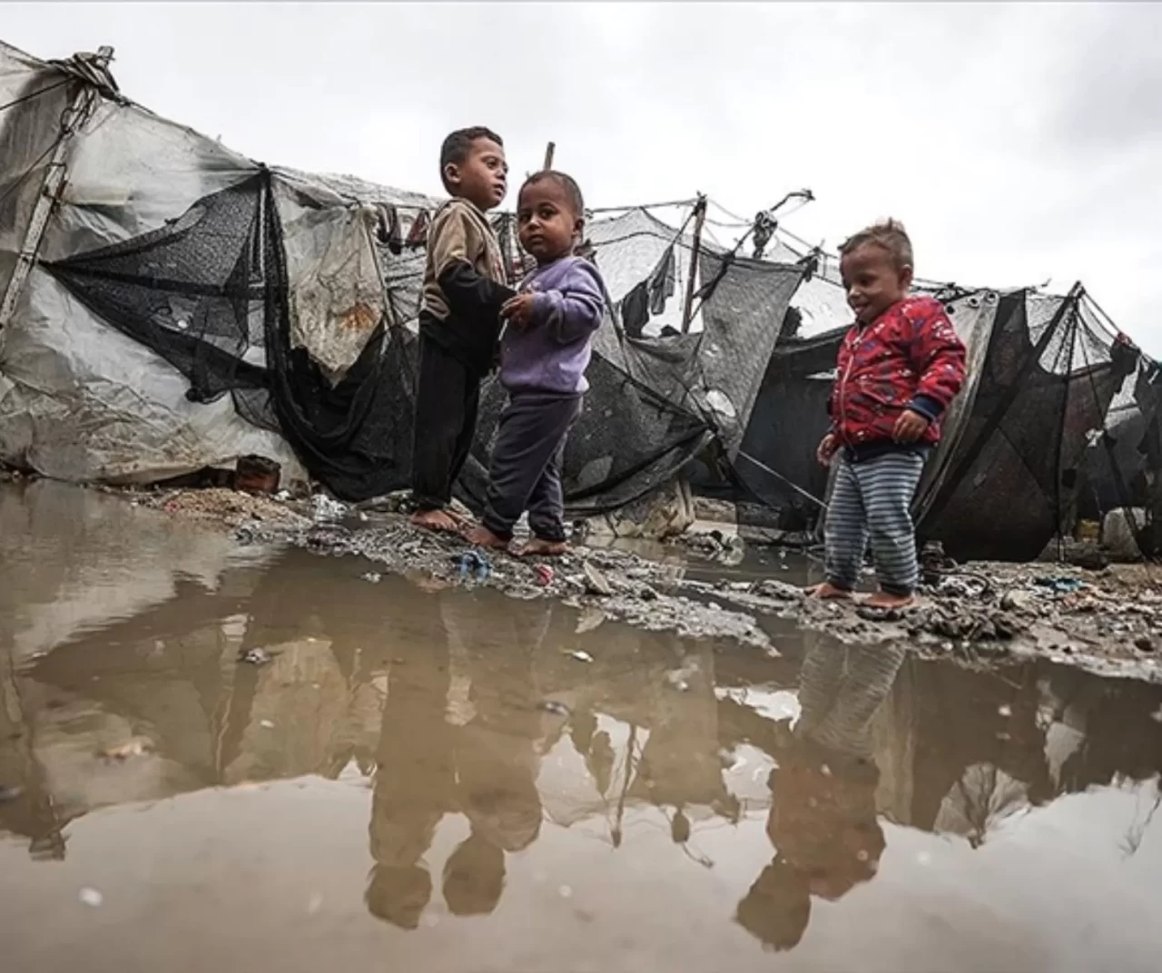 Gazze Şeridi'nde çadırlar kullanılamaz hale geldi