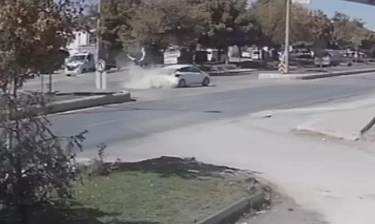 Otomobile çarpan motosikletin sürücüsü ağır yaralandı; kaza kamerada
