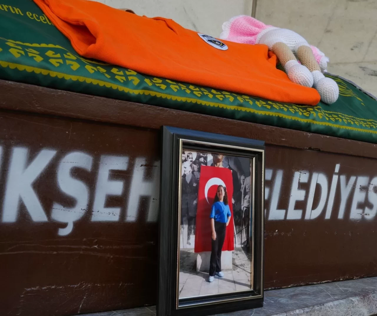 İzmir’de nakliye asansöründen düşen koltuğun altında kalan 9 yaşındaki Ebrar’ın feci ölümü: 2 tutuklama