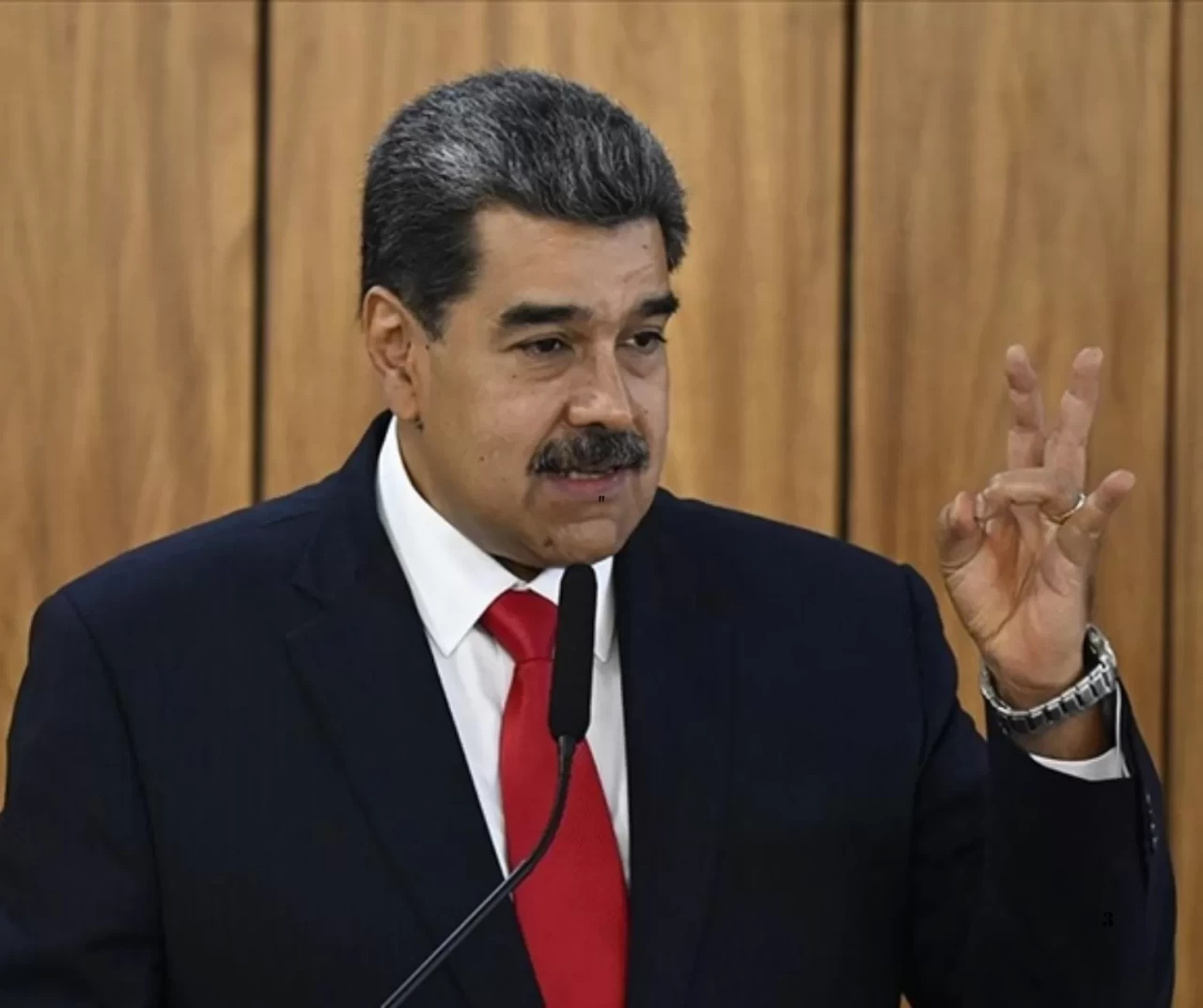 Maduro: "Trump'ın ellerini kana bulamak istiyorlar"
