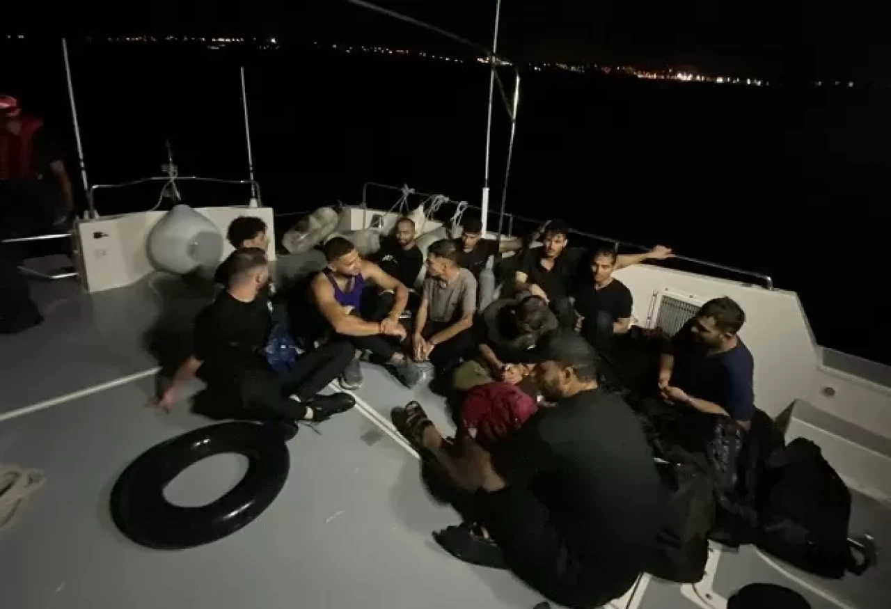 İzmir açıklarında 11 düzensiz göçmen yakalandı